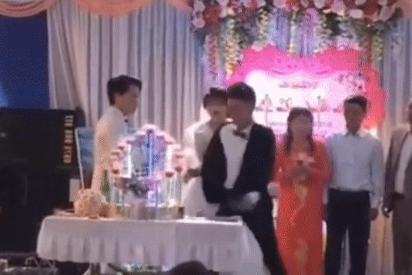 Chú rể khóc thảm thiết ở đám cưới, cô dâu phản ứng bất ngờ-6