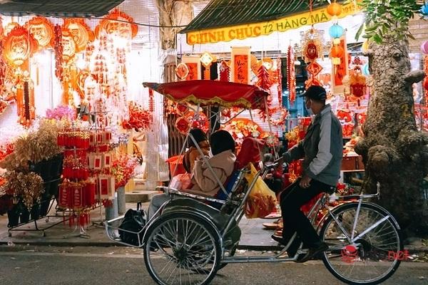 Vào buổi tối, các phương tiện di chuyển khá khó khăn do lượng khách đông đúc đổ về trong những ngày cận Tết.