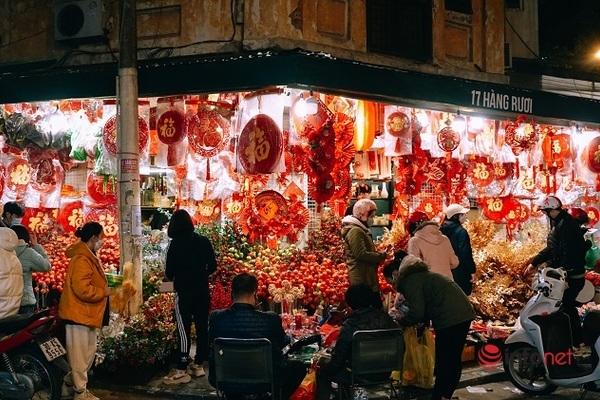 “Lượng khách mua năm nay ít hơn nhiều so với cùng kỳ năm ngoái nên dù bán buôn hay bán lẻ đều khá cầm chừng”, chị Phượng thông tin thêm.