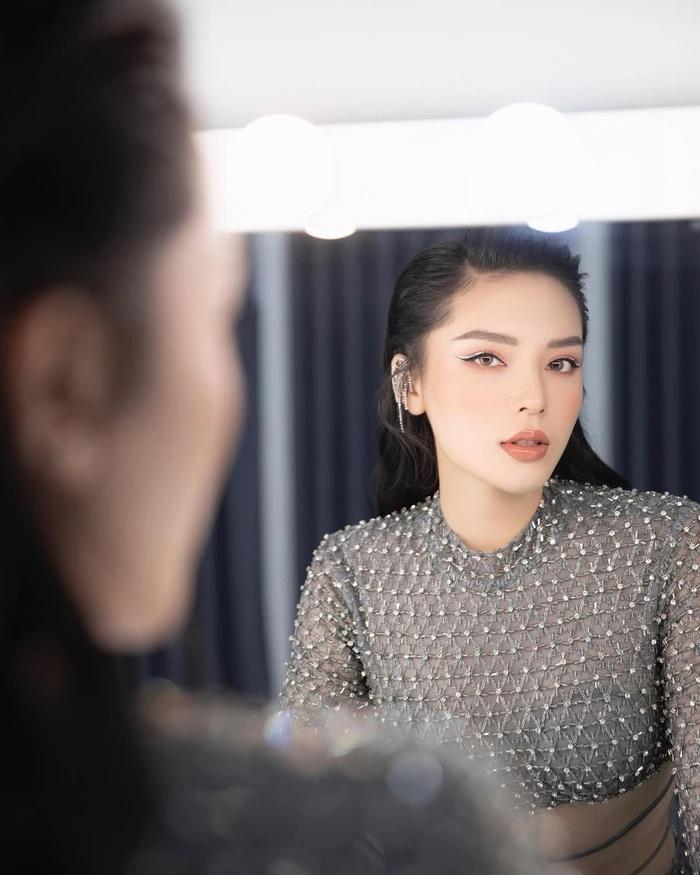 Kỳ Duyên bị nhắc nhở tạo dáng bưng ngực kém duyên-3