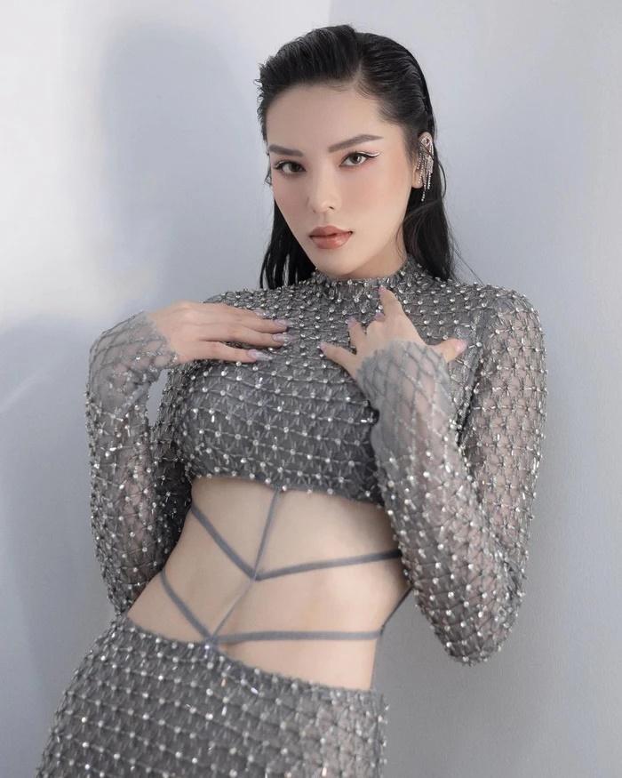 Kỳ Duyên bị nhắc nhở tạo dáng bưng ngực kém duyên-11