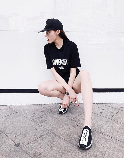 Kỳ Duyên bị nhắc nhở tạo dáng bưng ngực kém duyên-5