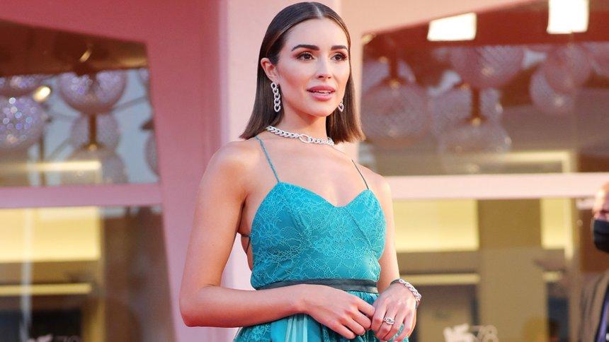 Hoa hậu Olivia Culpo bị nhân viên sân bay yêu cầu mặc thêm áo-3