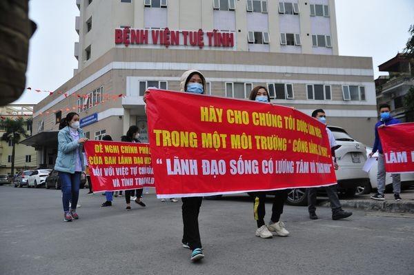 Từ tháng 5/2021 - 11/2021, 160 cán bộ, công nhân viên bệnh viện Tuệ Tĩnh (Học viện Y học cổ truyền Việt Nam) bị nợ 50% số lương, riêng tháng 12/2021, theo các y bác sĩ ở đây thì họ vẫn chưa nhận được đồng lương nào. Theo các giao ban mới nhất, Bệnh viện Tuệ Tĩnh hiện không có khả năng chi trả lương tháng 1 cho cán bộ công nhân viên bệnh viện.