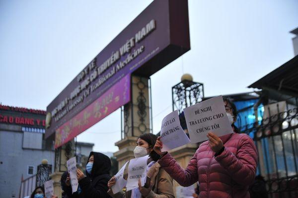 Vào 16h15 chiều nay (13/1), một cuộc họp nội bộ giữa những người bị nợ lương và ban giám đốc Học viện Y học cổ truyền Việt Nam được triệu tập, theo đó, Học viện sẽ cho bệnh viện vay để trả 50% lương tháng 12 và tháng 1, công đoàn sẽ hỗ trợ mỗi người 2.5 triệu từ các nguồn của các quỹ các nhà hảo tâm. Bức xúc với nội dung cuộc họp, nhiều cán bộ, nhân viên bệnh viện đã bở dở cuộc họp và tiếp tục ra cổng bệnh viện biểu tình ngày thứ ba liên tiếp.