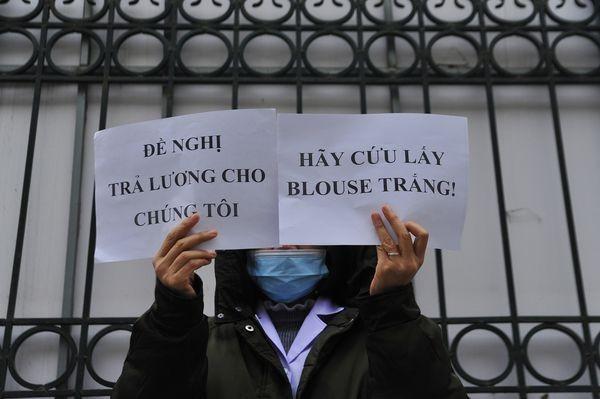 "Chúng tôi lao động, cống hiến, nhiều người còn xung phong tham gia tuyến đầu phòng dịch, có khuyết tật đâu mà phải nhận hỗ trợ?" - Nhiều y bác sĩ bày tỏ bức xúc và cho rằng nội dung cuộc họp đã xúc phạm lòng tự trọng của mình.