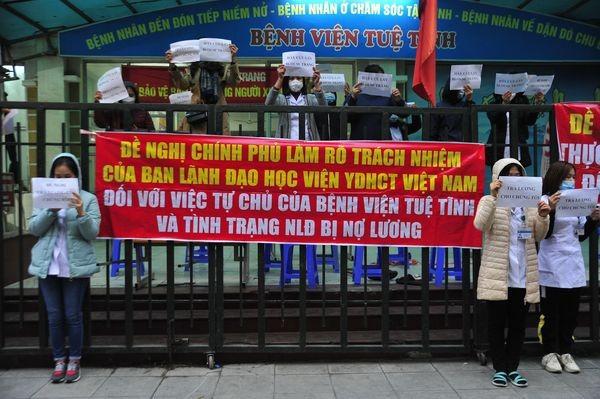 Việc bệnh viện Tuệ Tĩnh tự chủ nguồn tài chính từ tháng 1/2019 đã làm nảy sinh hiện tượng mà cán bộ, công nhân viên bệnh viện gọi là "một cơ quan hai chế độ": lãnh đạo bệnh viện hưởng lương của Học viện Y học cổ truyền, còn cán bộ, công nhân viên ký hợp đồng với bệnh viện Tuệ Tĩnh lại nhận lương từ bệnh viện.