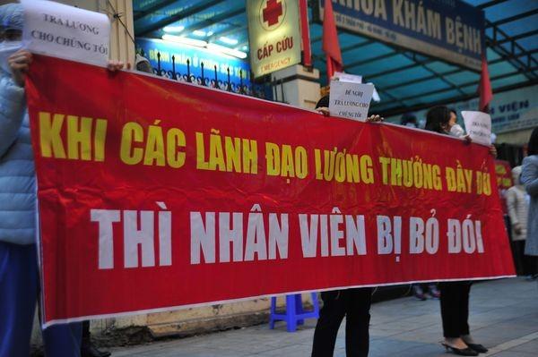 Các y bác sĩ xuống đường đòi lương.