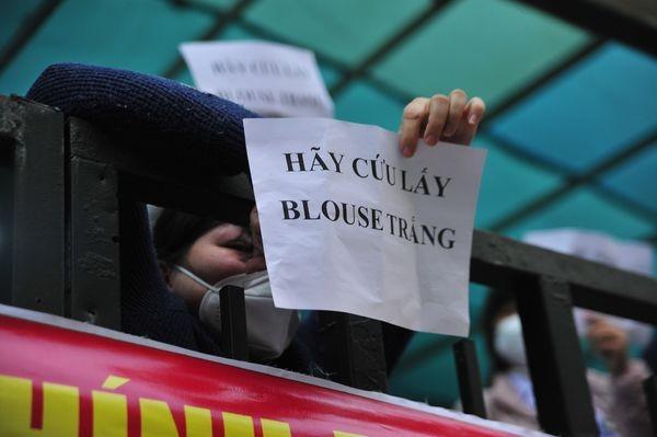 "Đứng thế này xấu hổ lắm, nhưng anh chị em trong bệnh viện đều lâm vào bước đường cùng rồi, không thể làm gì khác được." - một nhân viên bệnh viện chia sẻ.