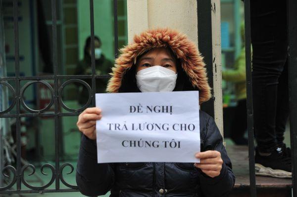 Chị Phạm Thị Hằng (nhân viên khoa Châm cứu) công tác tại bệnh viện từ năm 2005. Chồng chị là lao động tự do nên bị ảnh hưởng nặng nề bởi dịch bệnh, cộng thêm việc chị bị nợ lương khiến cho mọi khoản chi tiêu trong gia đình đều bị thắt chặt, thậm chí phải vay thêm của bố mẹ và anh chị em để trang trải cuộc sống.