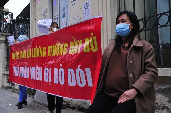 Chị Nguyễn Thị Thu Hường làm việc tại khoa Thăm dò chức năng từ năm 2007, hiện mang thai 8 tháng - trùng với thời gian nợ lương của bệnh viện. "2 triệu mấy thậm chí còn không đủ tiền dưỡng thai chứ chưa nói đến lo cho các bạn nhỏ ở nhà và bố mẹ nữa. Một mình chồng tôi làm sao đủ cáng đáng", chị Hường chia sẻ với PV: "Ngoài giờ đi làm vẫn phải bán hàng online, đơn hàng 20.000đ cũng vẫn phải đi ship. Cuộc sống gia đình tôi giờ khó khăn lắm!".