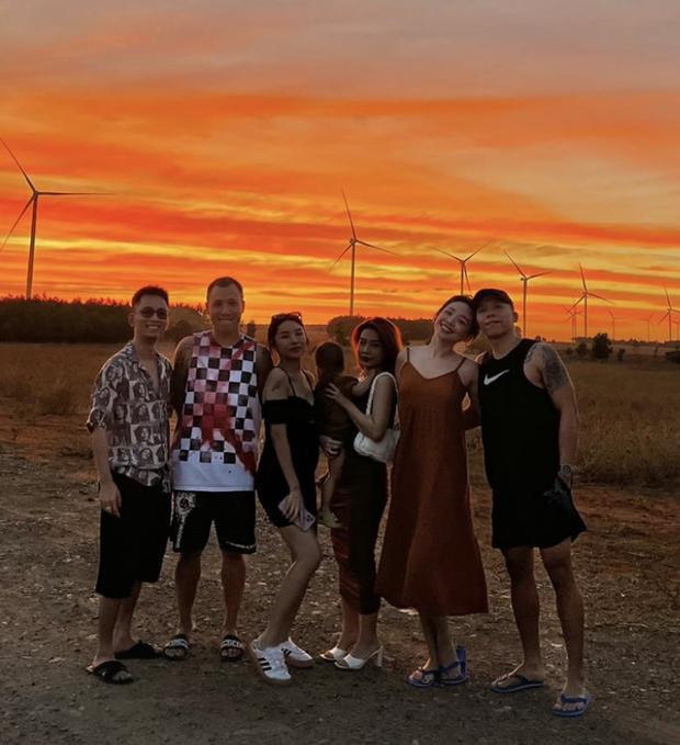 Tóc Tiên tựa vào Hoàng Touliver, nhìn xuống chân thấy hơi lạ-1