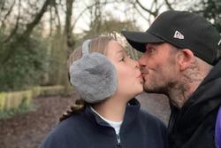 Hôn môi con gái, David Beckham bị 'ném đá' dữ dội