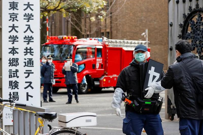 Áp lực điểm số, nam sinh cầm dao chém 3 người trước cổng trường-1