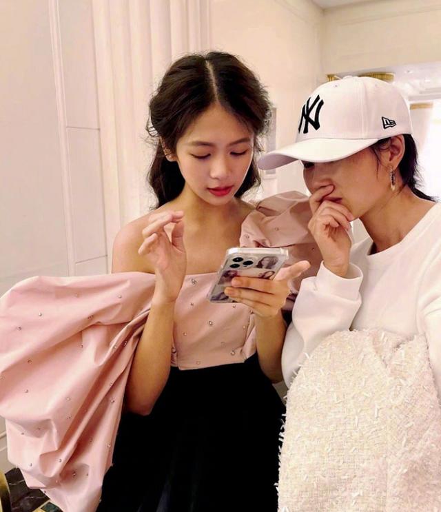 Ngỡ ngàng nhan sắc con gái bom xiếc Ông Hồng-1