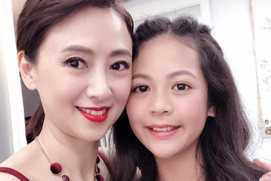 Ngỡ ngàng nhan sắc con gái 'bom xiếc' Ông Hồng