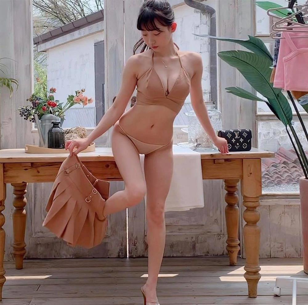 Hot girl nút vàng Youtube mặc trang phục quay vlog gây tranh cãi-2