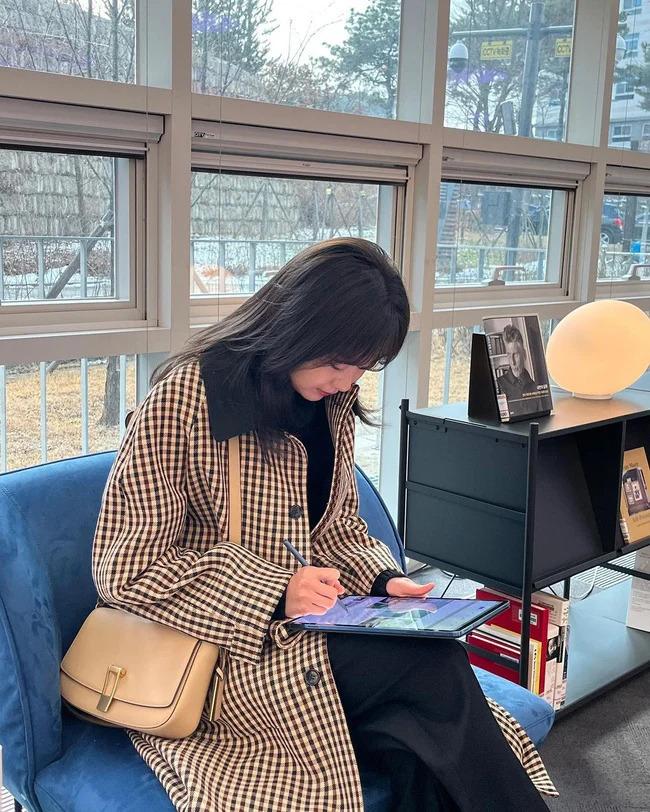 Học Kim Da Mi cách phối đồ sang xịn với áo khoác-2