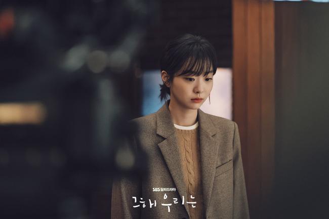 Học Kim Da Mi cách phối đồ sang xịn với áo khoác-10