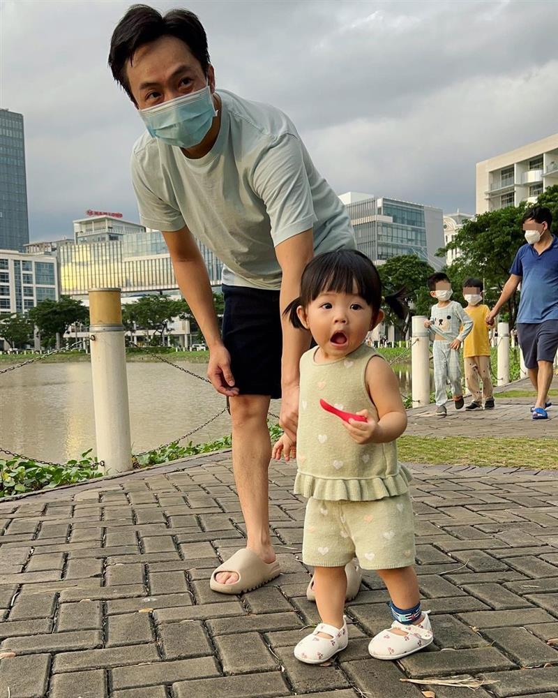 Cường Đô La không đeo khẩu trang cho con, khác biệt đám đông-2