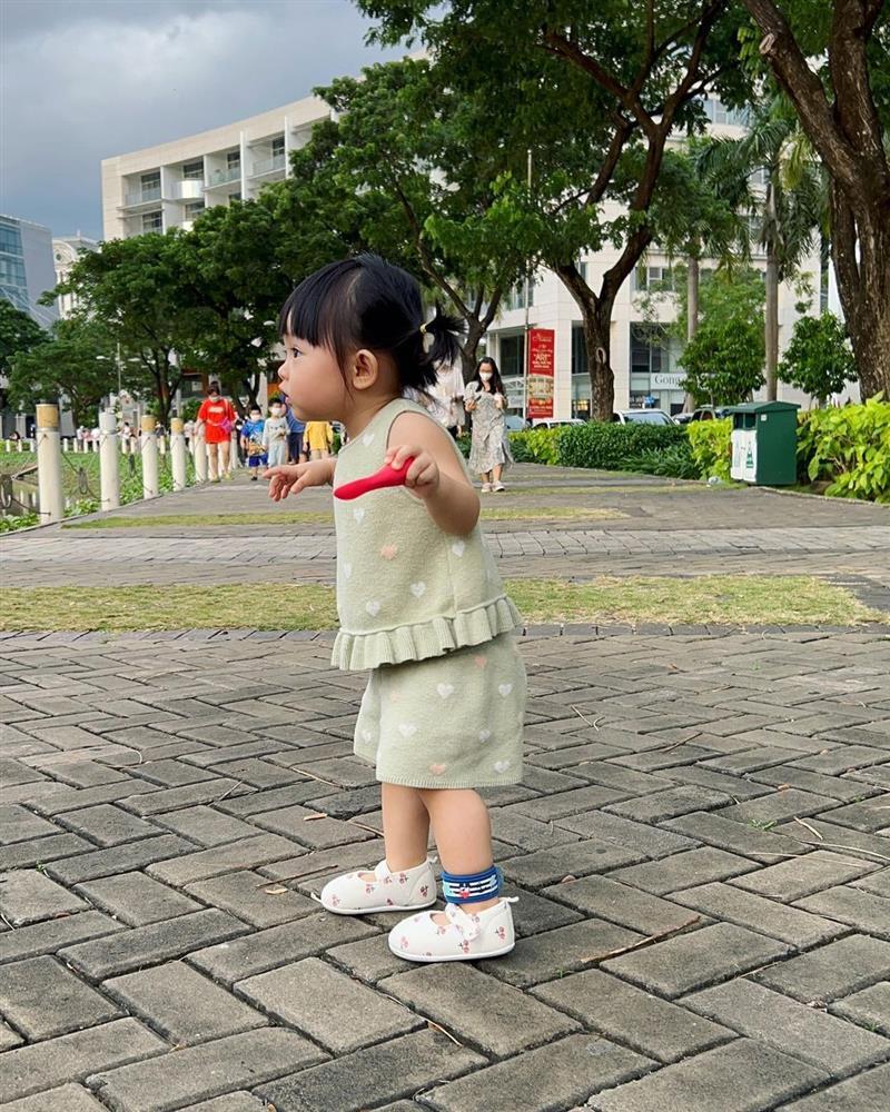 Cường Đô La không đeo khẩu trang cho con, khác biệt đám đông-5