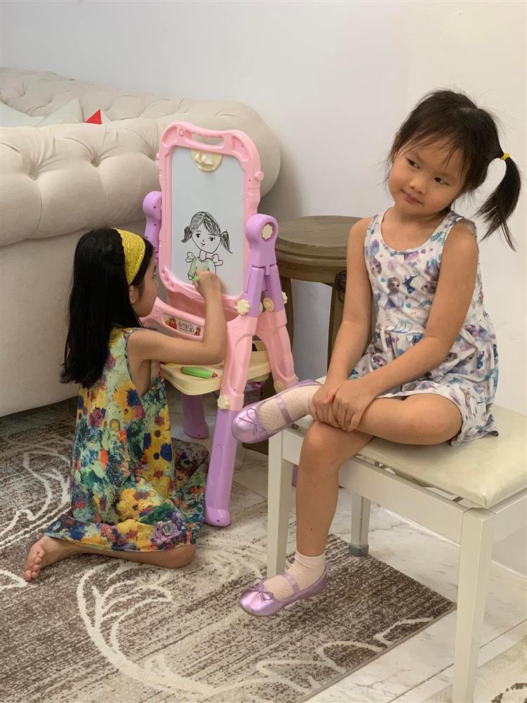 Chồng Phan Như Thảo đăng ảnh ái nữ tạo dáng chuẩn con nhà nòi-2