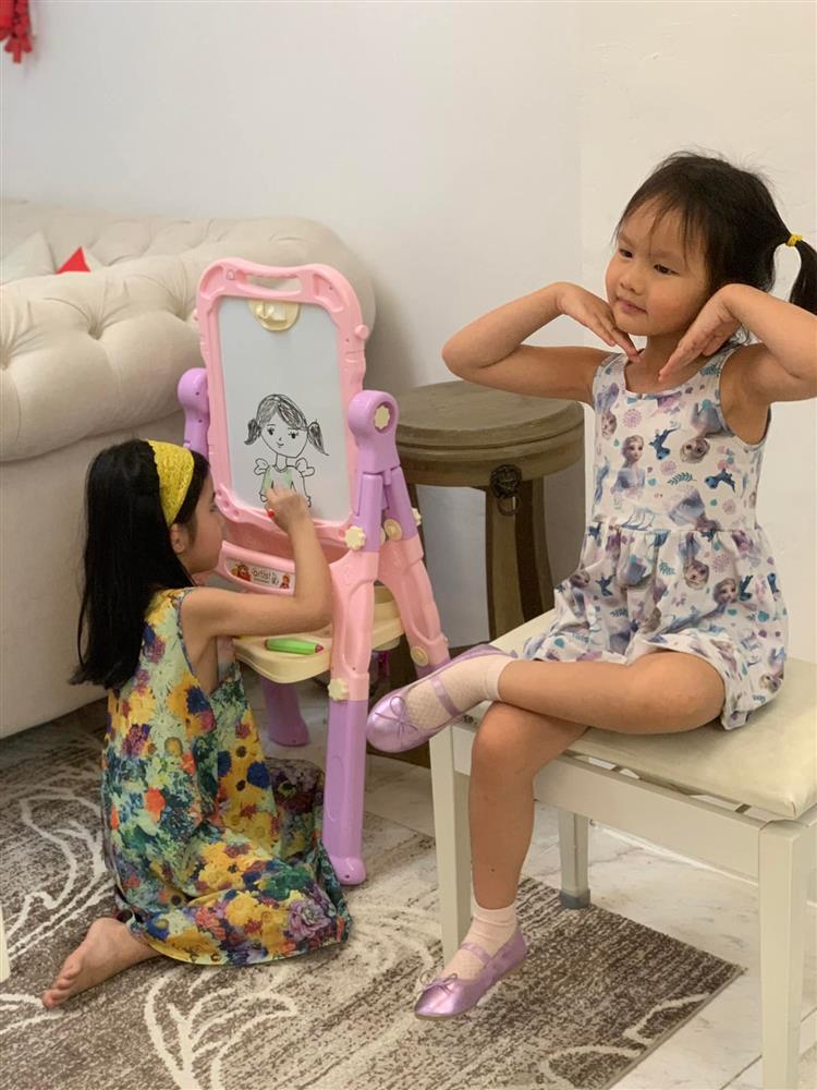 Chồng Phan Như Thảo đăng ảnh ái nữ tạo dáng chuẩn con nhà nòi-4