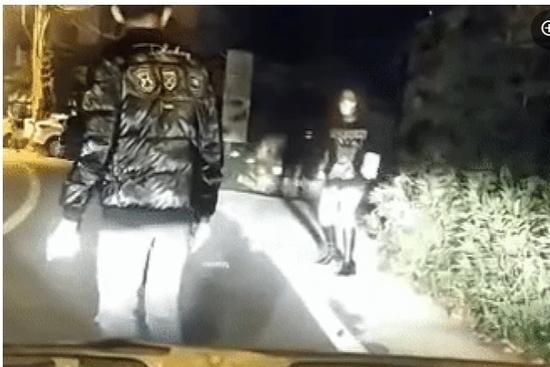 Giận dỗi bạn trai, cô gái thẳng tay ném iPhone 13 Pro Max