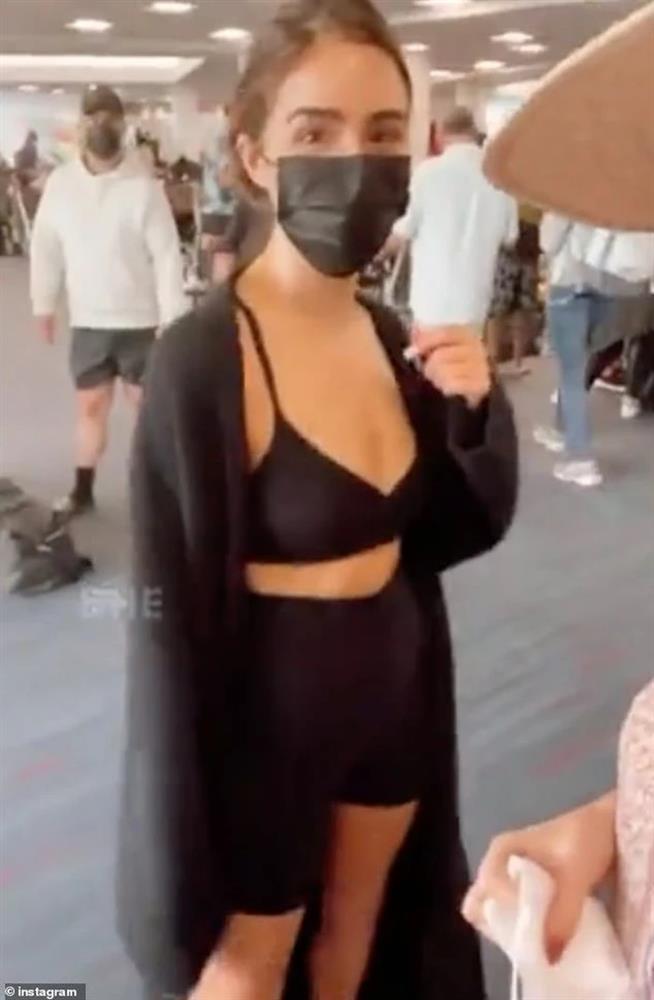 Miss Universe 2012 mặc gì mà bị cảnh cáo không cho lên máy bay?-1