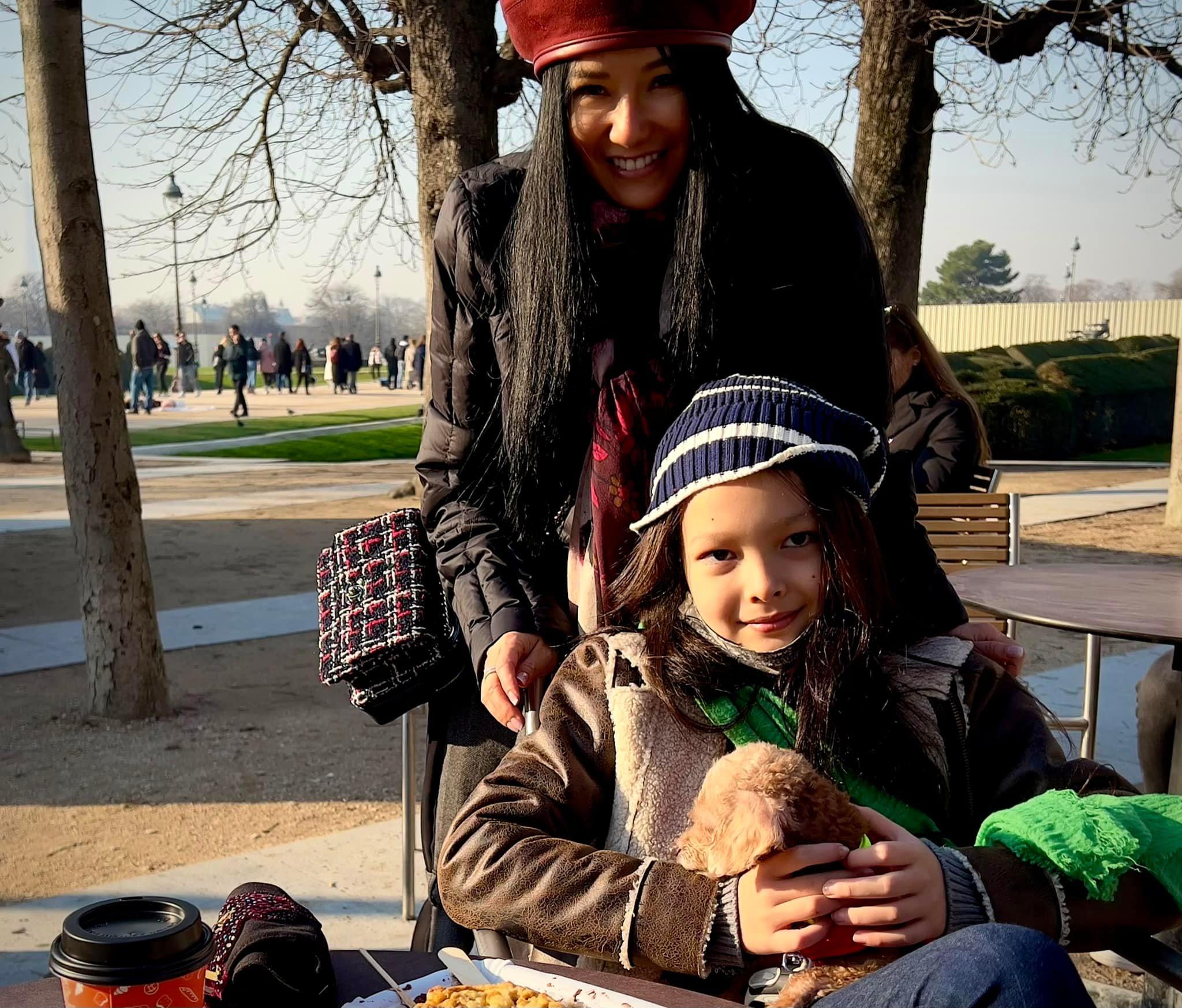 Diva Hồng Nhung: "Cuối tuần đầy nắng, nên ngày ở công viên, tối ở nhà cùng vụng về nấu nướng. Anh hai vẫn liên hoan thoải mái với chân bị bó, được gác lên một ghế khác. Với nạng, anh bay 1 bước bằng 3 bước thường của mẹ. Cả nhà dạo mỏi chân, thì anh kêu rã rời 2 cánh tay. Nắng vàng rực rỡ, xin đón nhận món quà quý giá của thiên nhiên".