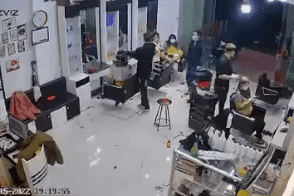 Vợ đi làm móng chơi Tết, chồng đến tận nơi túm tóc, đánh tới tấp-2