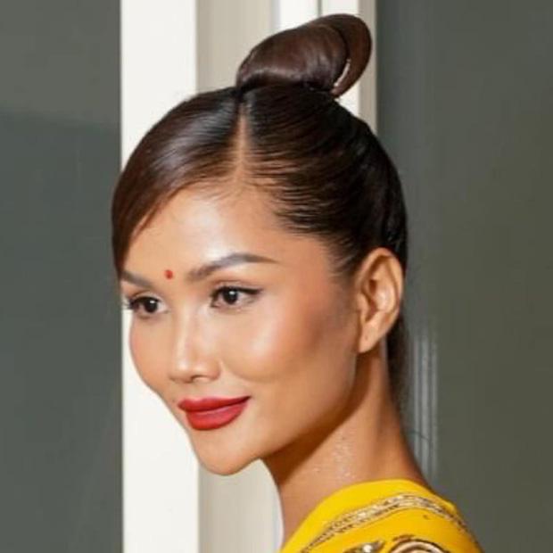 Với gương mặt này, không lạ HHen Niê vướng nghi vấn dao kéo-2