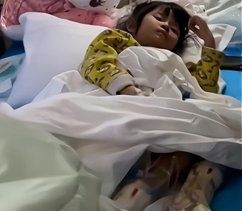 Bé gái bị mẹ kế đánh thập tử nhất sinh, có thể tử vong bất thình lình-1