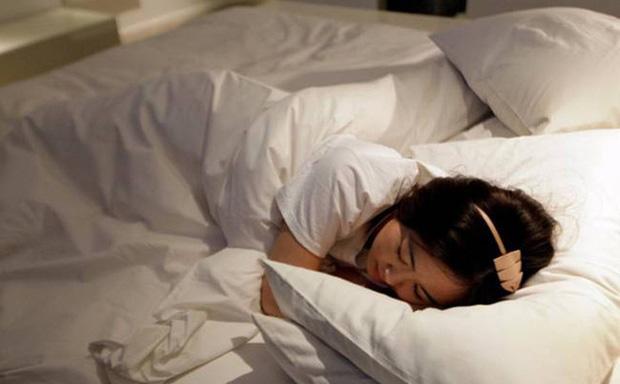 Treo cốc nước lên tay nắm cửa khách sạn, cô gái nhờ đó thoát nguy-1