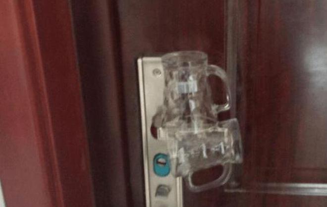 Treo cốc nước lên tay nắm cửa khách sạn, cô gái nhờ đó thoát nguy-4