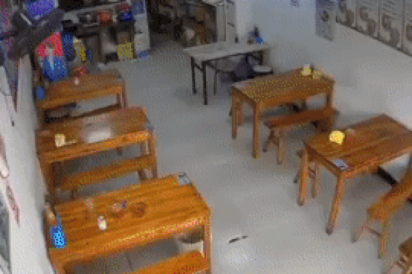 Clip: Bị ô tô điên tông, bà mẹ hoảng loạn tìm con trong đống đổ nát-1