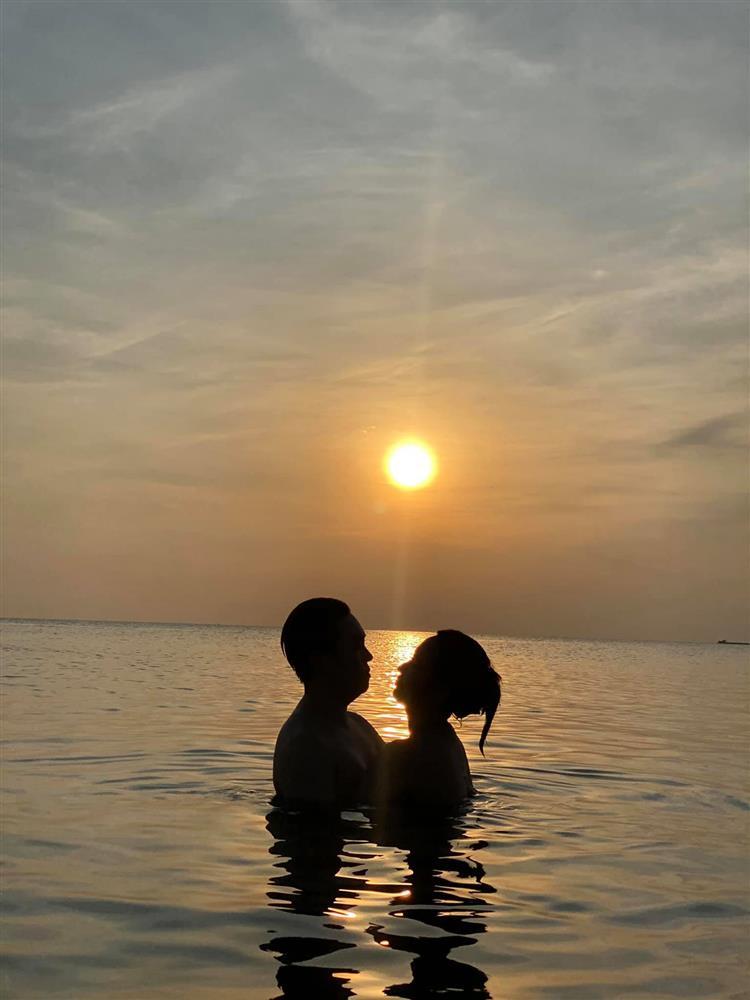 Lê Hiếu kỷ niệm 3 năm cưới, body vợ 9X chiếm spotlight-3