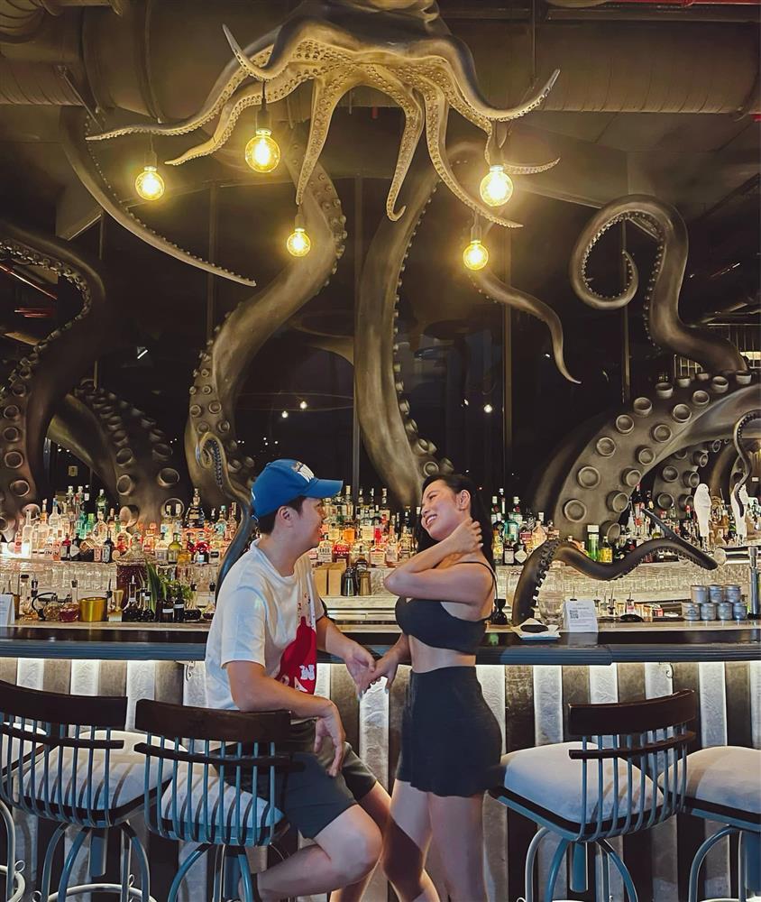 Lê Hiếu kỷ niệm 3 năm cưới, body vợ 9X chiếm spotlight-4