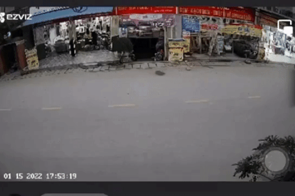 Clip: Xe máy tóe lửa kéo lê thai phụ sắp sinh ở Nghệ An