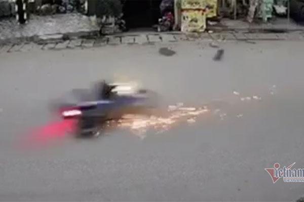 Clip: Xe máy tóe lửa kéo lê thai phụ sắp sinh ở Nghệ An-2