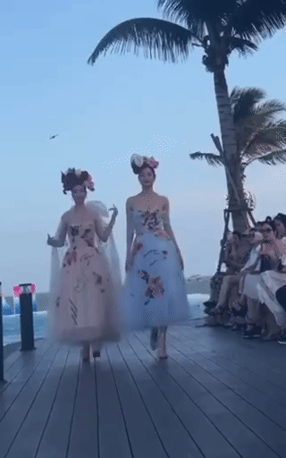 Mỹ nhân Việt catwalk sóng đôi: Người được khen, kẻ bị chê tới tấp-1