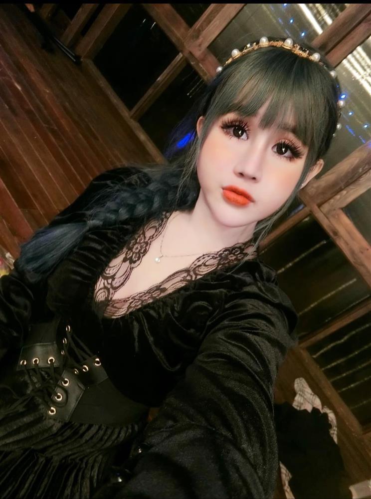 Ám ảnh đôi lông mi dày cộp như sâu róm của Trần My-6