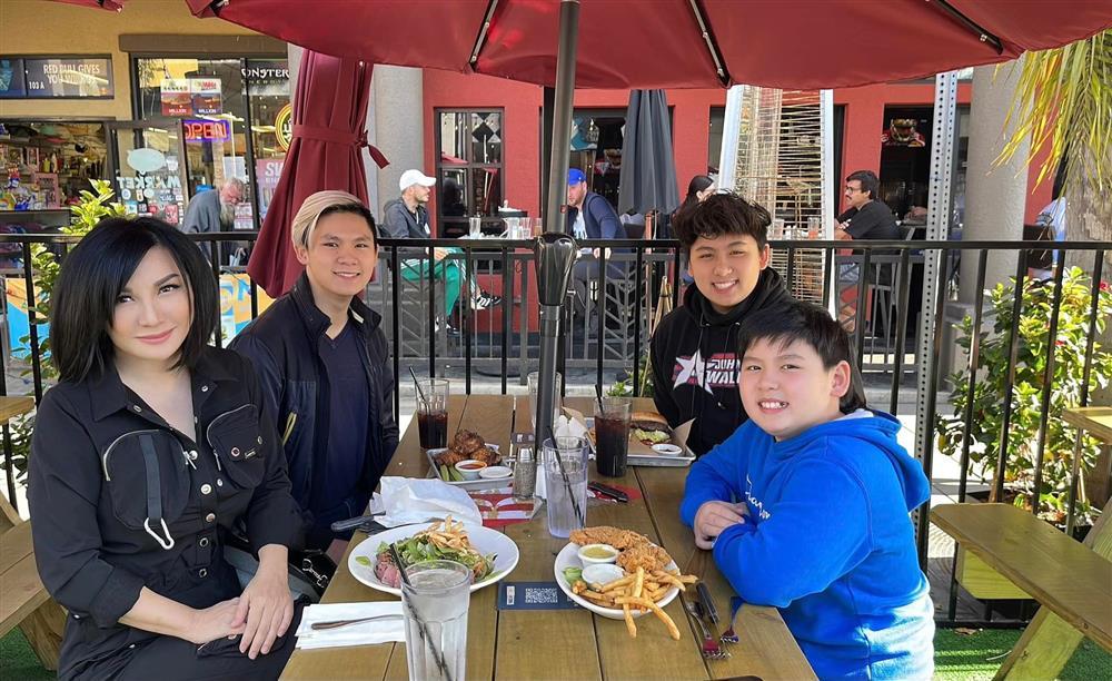 Các con Bằng Kiều có thực sự hạnh phúc khi bố mẹ ly hôn?-1