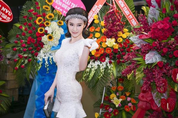 Thùy Tiên lộ miếng độn để hack đường cong vì váy mỏng-9