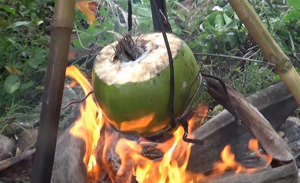 Cô gái méo mặt vì món tôm luộc quả dừa, dân mạng chỉ lỗi rành rành-2