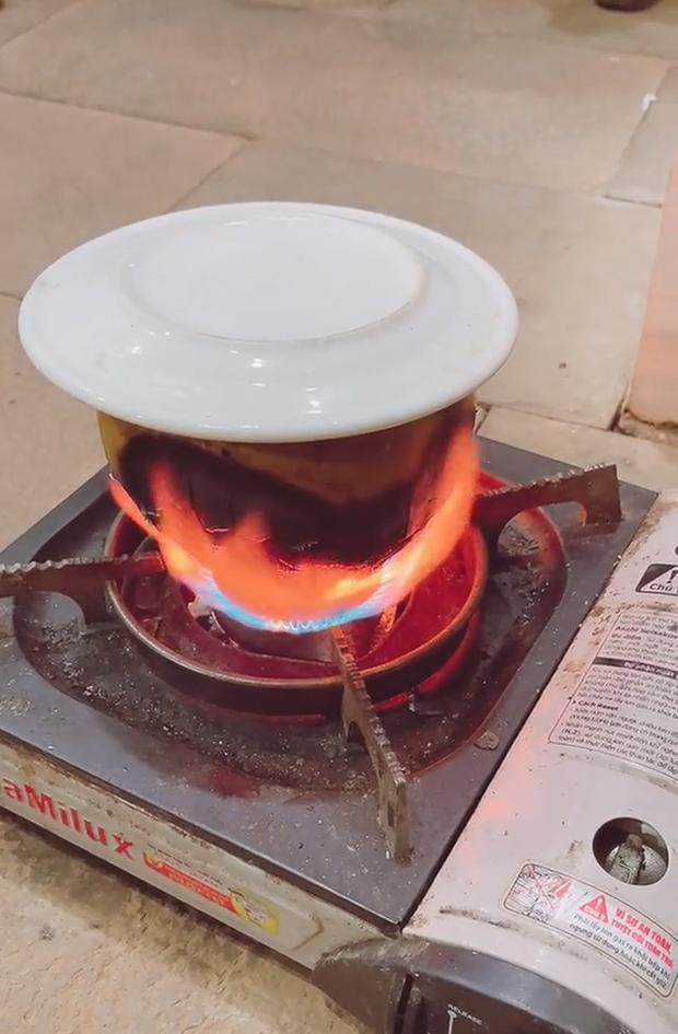 Cô gái méo mặt vì món tôm luộc quả dừa, dân mạng chỉ lỗi rành rành-1