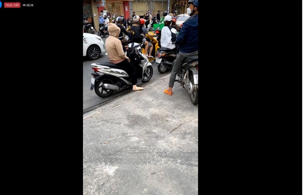 Nhiều người tập trung trước shop Trang Nemo để hóng chuyện-6