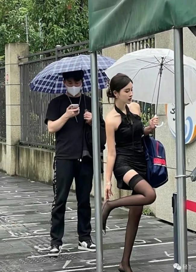 Từ phòng gym đến trường đón con, nhiều bà mẹ mặc ngắn gây bức xúc-1