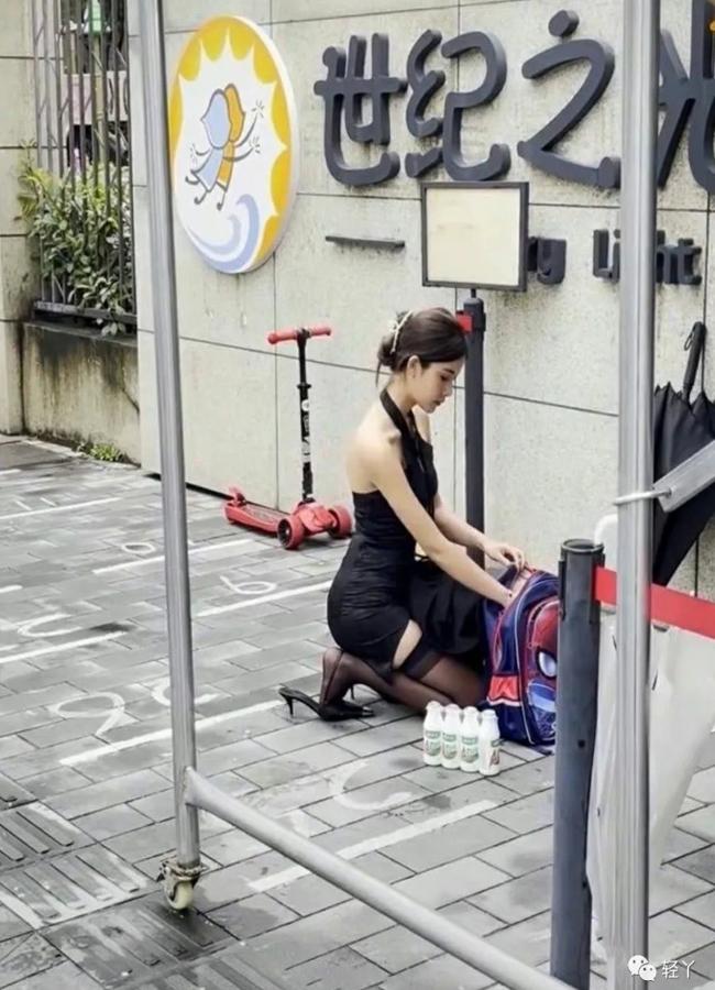 Từ phòng gym đến trường đón con, nhiều bà mẹ mặc ngắn gây bức xúc-2