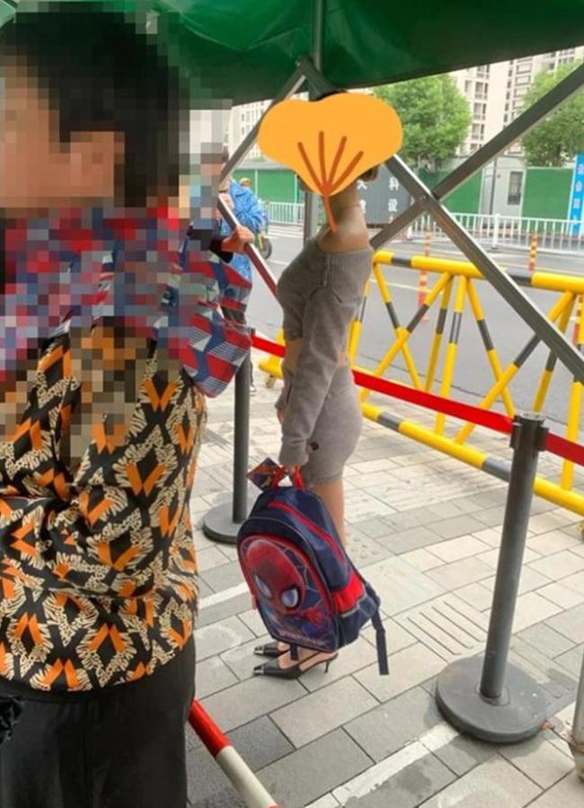 Từ phòng gym đến trường đón con, nhiều bà mẹ mặc ngắn gây bức xúc-12